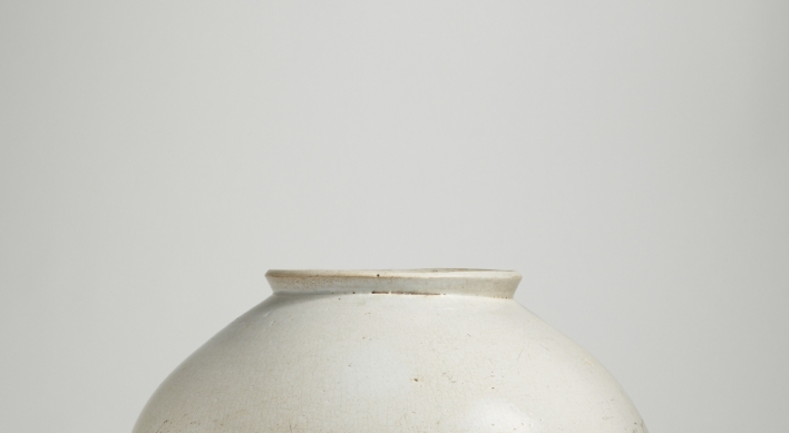 Joseon moon jar fetches record price at Christie's