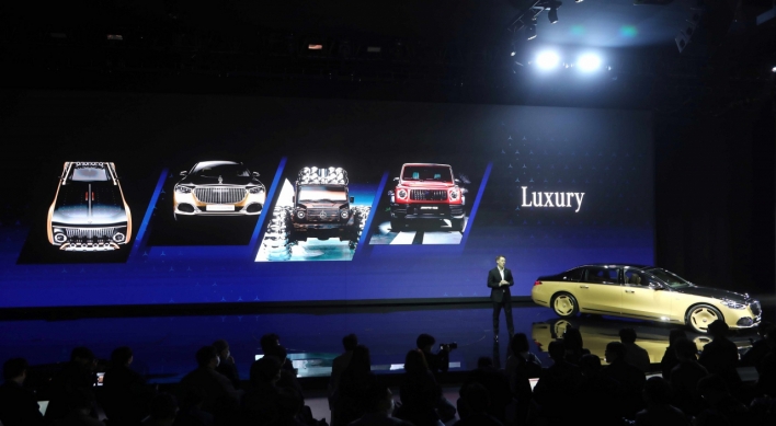 Mercedes-Benz underscores luxury, electrification
