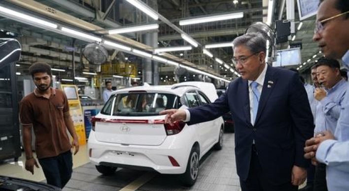 Foreign minister visits Hyundai Motor factory in India