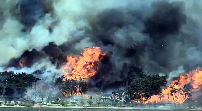 Hundreds flee Gangneung wildfire