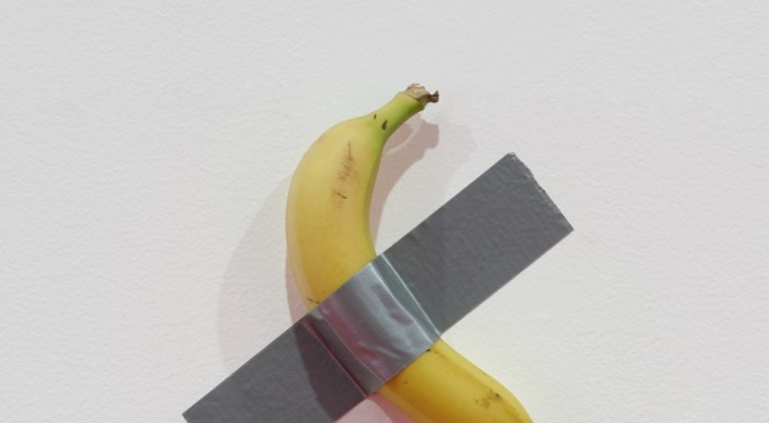 Art student eats Maurizio Cattelan's banana at Leeum