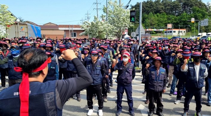 Union official attempts self-immolation ahead of detention hearing