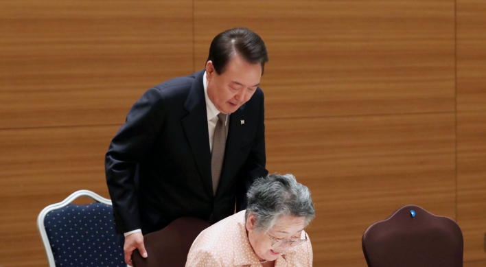 Yoon meets with Korean atomic bomb victims in Hiroshima