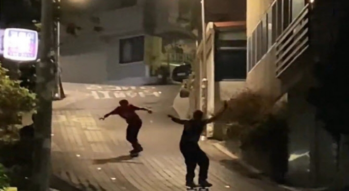 Two skateboarders crash into truck in Itaewon