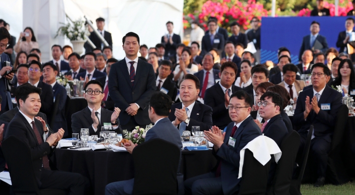 Yoon meets with businesspeople over 'chimaek'