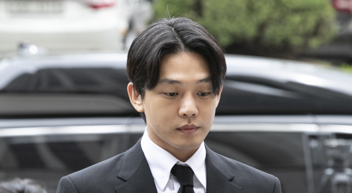 Yoo Ah-in awaits fate as he appears in court for arrest warrant hearing