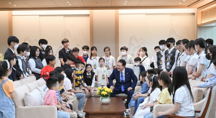 Yoon gives children tour of presidential office