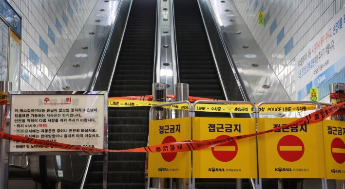 14 injured by reversing subway escalator