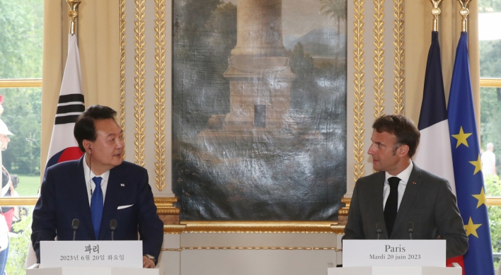 Yoon, Macron discuss tech cooperation, regional security