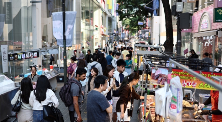 Mandatory price labels mulled for Myeong-dong street vendors