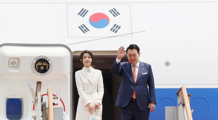 Yoon arrives in Lithuania, begins 6-day diplomatic trip