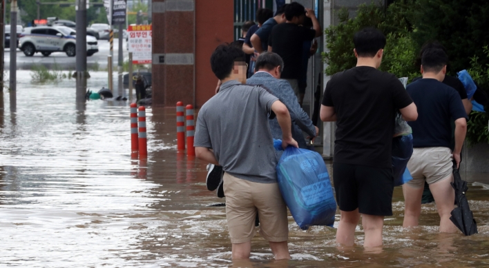 [Photo News] Commuting scenes after heavy rains batter S. Korea