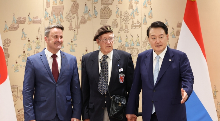 Yoon meets with Luxembourgish veteran of Korean War