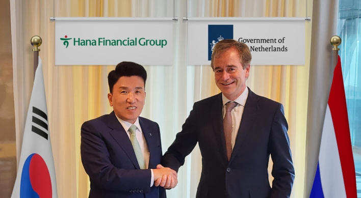 Hana chief stresses sustainable financing in Europe