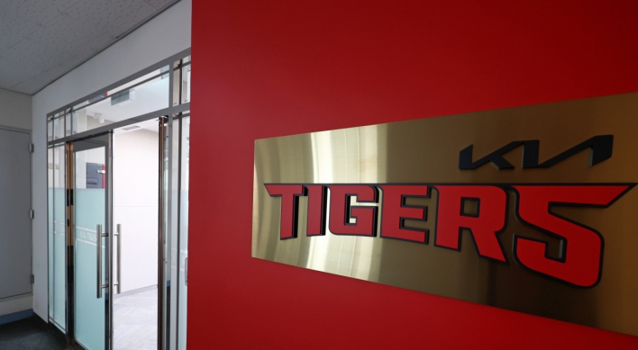 Arrest warrant sought for Kia Tigers manager over bribery charges