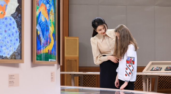 First lady attends exhibition by Ukrainian children