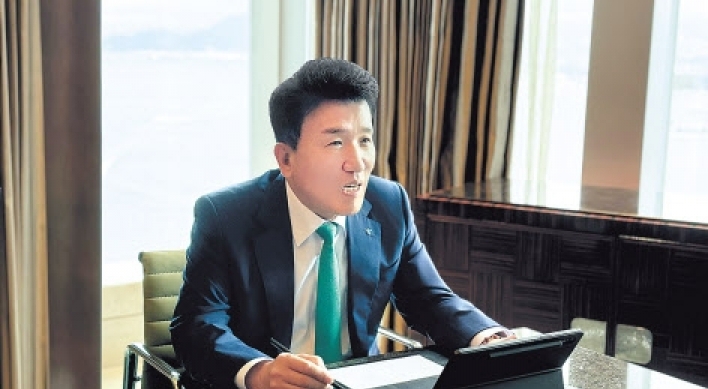 Hana Financial head pitches to global investors in Hong Kong