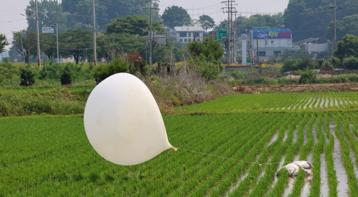 NK launches some 350 trash-carrying balloons overnight
