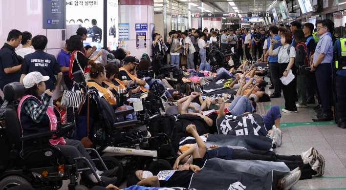 Seoul to remove outdated subway wheelchair lifts