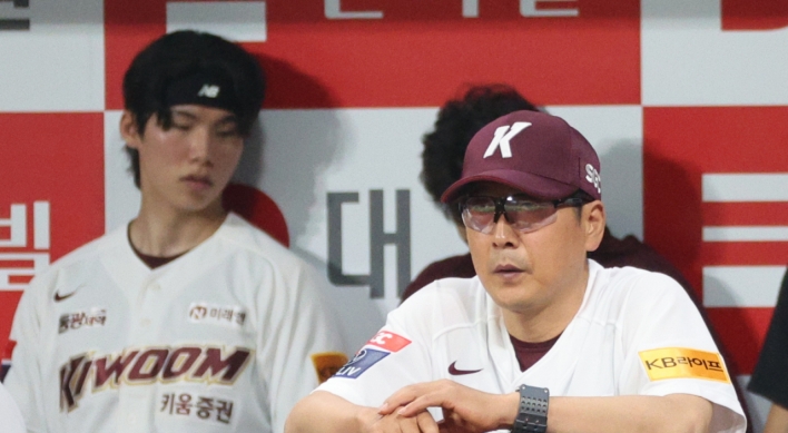 KBO club manager welcomes new pitch-calling device