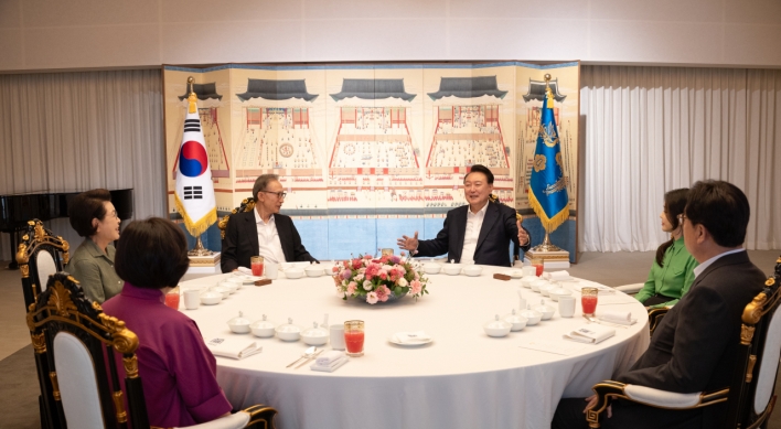 Yoon hosts dinner for former President Lee Myung-bak