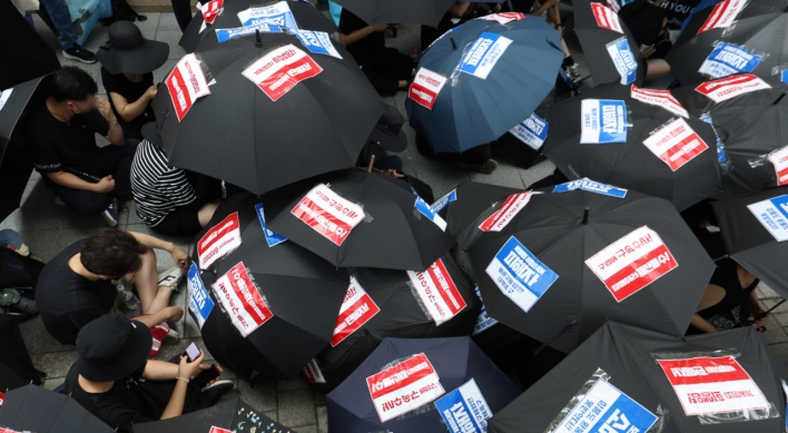 [Photo News] Black umbrella protest