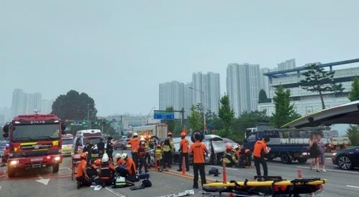 5 day laborers, including 3 Chinese nationals, killed in traffic accident