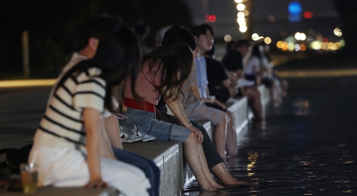 Unseasonably hot weather continues; Seoul hit by latest tropical night on record