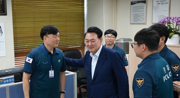 Yoon encourages police officers, firefighters on duty during Chuseok holiday