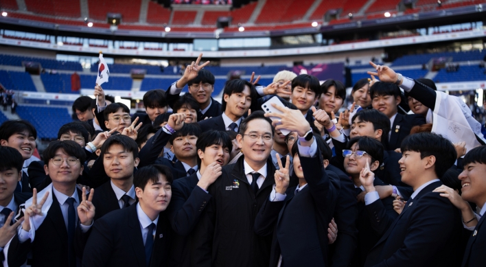 Samsung chief travels to France to encourage young talents