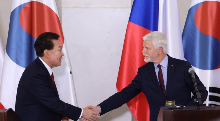 Leaders of S. Korea, Czech Republic agree to discuss nuclear energy push