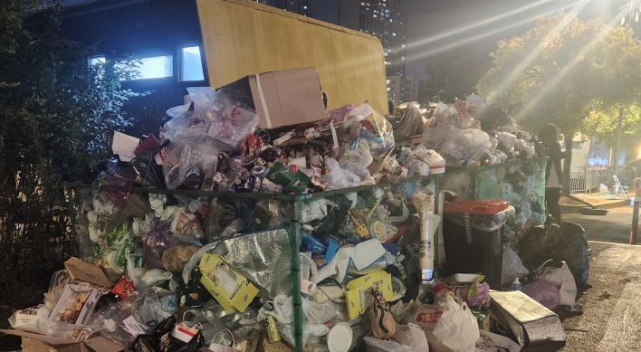 Seoul Fireworks Festival ends smoothly, but leaves piles of trash