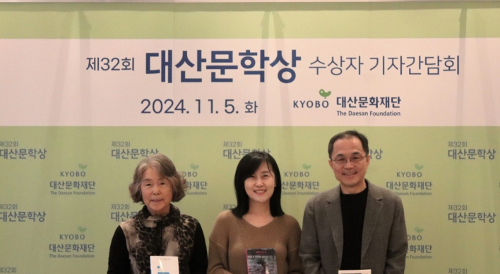 Kim Hee-sun wins Daesan Award with dystopian take on post-pandemic world