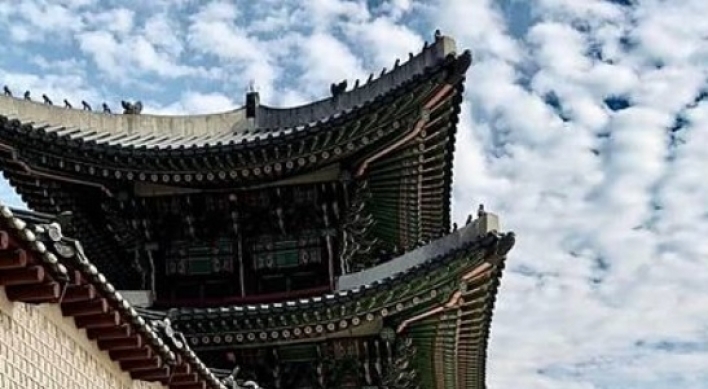 Tourist doing yoga in front of Gyeongbokgung stirs debate