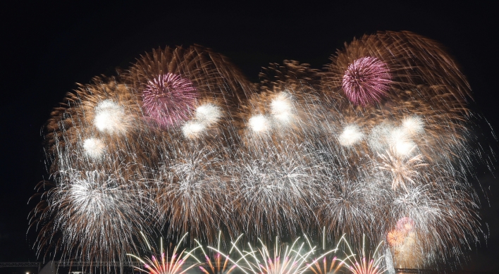 Teens' prank spoils Busan's biggest fireworks festival