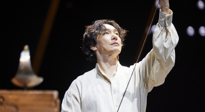 [Herald Review] Cho Seung-woo takes 'Hamlet' crown