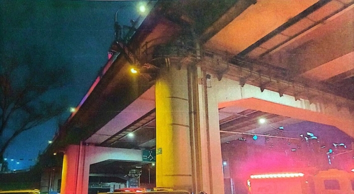 Police persuade man not to jump off Han River bridge