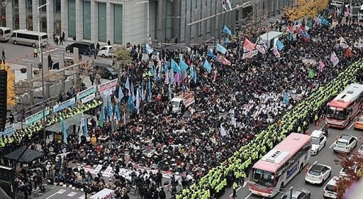 Labor union, farmers' association stage large-scale rally in downtown Seoul