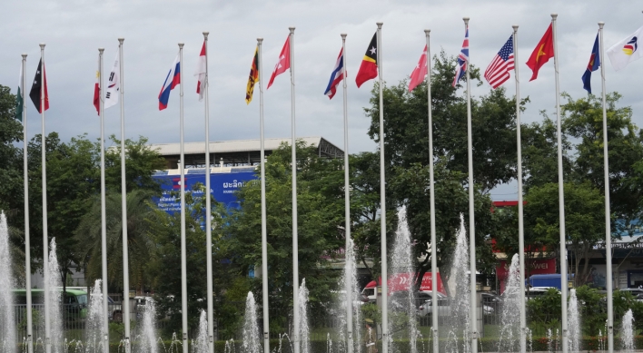 Defense chiefs of S. Korea, U.S., Japan, Philippines, Australia discuss cooperation on sidelines of ASEAN meeting