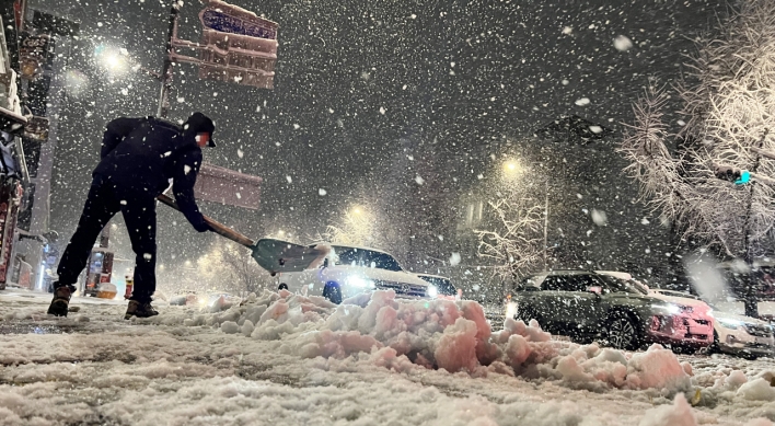 Heavy snow hits greater Seoul area, Gangwon Province