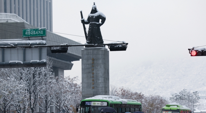 Heavy snow of up to 40 cm blankets Seoul for 2nd day