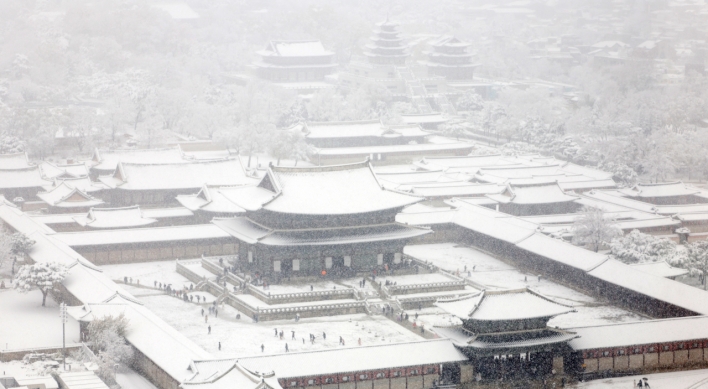 Palaces shut down over record snow