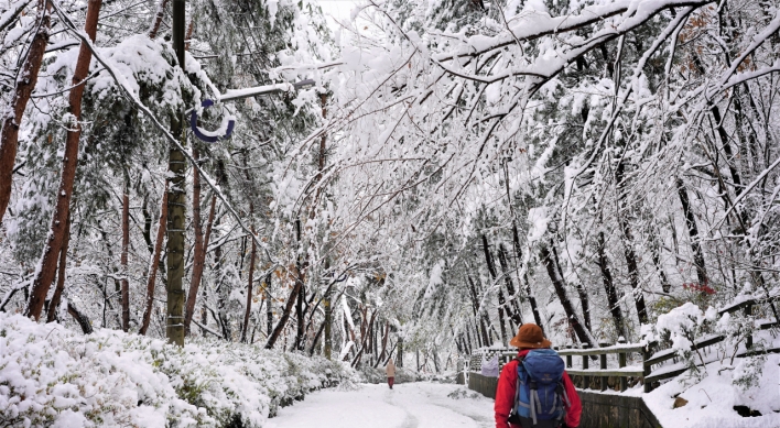 Hikers thrilled by early winter mountainscape