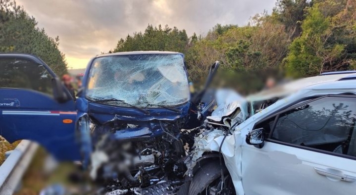 4 dead, 4 injured as truck crashes into rental car in Jeju