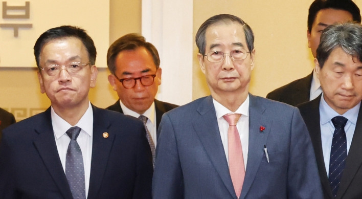 Yoon aides, Cabinet members offer to resign