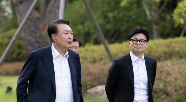 Yoon, Han meet before impeachment vote