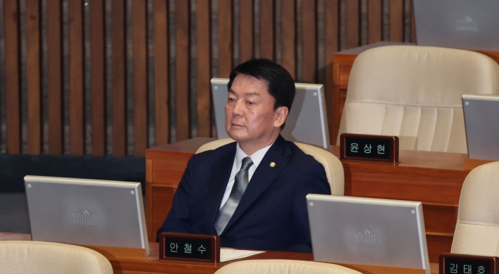 Who are the ruling party lawmakers who voted on Yoon's impeachment?