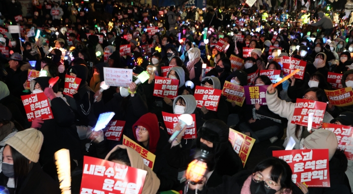 Civic groups continue candlelight vigils calling for Yoon's impeachment