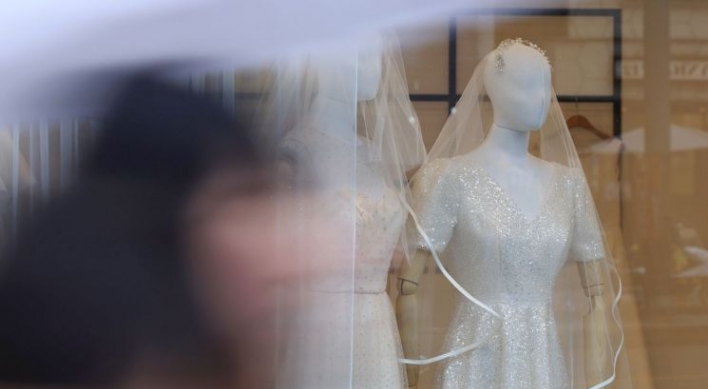 Newlywed couples fall below 1m for first time