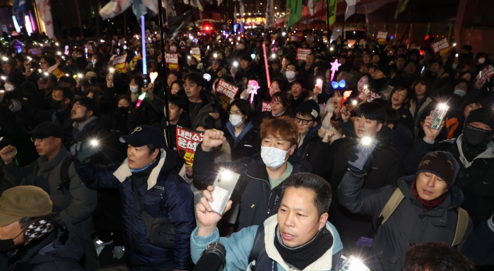 Protesters in standoff with police near Yoon's residence